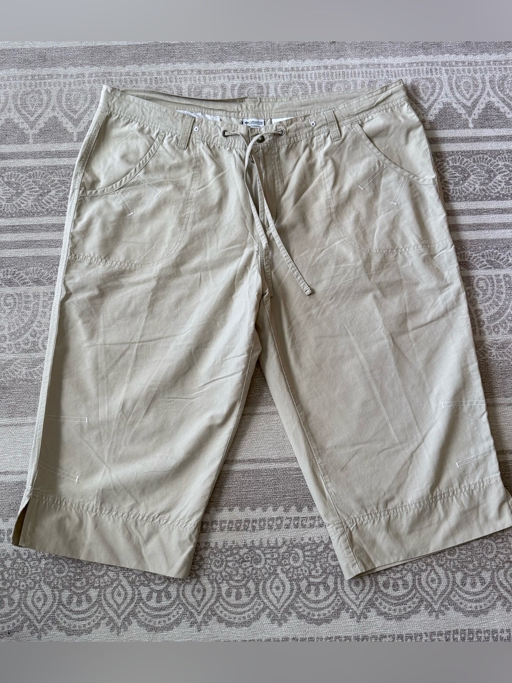 Columbia Light Khaki Capris. XL.  Like New